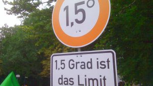 Schild mit Aufschrift: 1,5 Grad ist das Limit