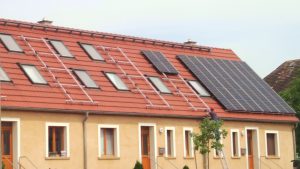 Installation von Photovoltaikanlage auf Dach