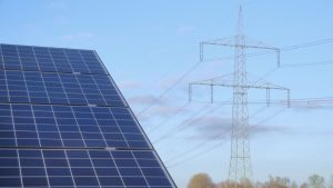 Photovoltaikanlage und Strommast